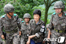 백골OP 방문하는 박근혜 전 비대위원장