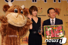 김선아 '한우와 함께 미소'