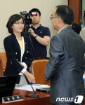 박재완 장관과 인사나누는 김재연 의원