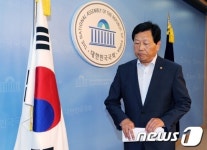 굳은표정의 강동원 의원