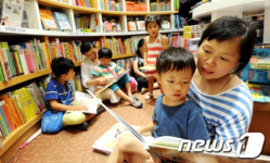 엄마와 함께 서점에 온 어린이