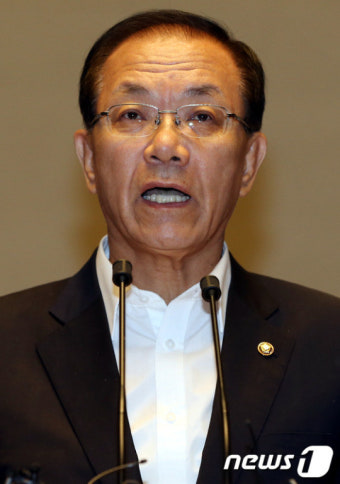 박지원 원내대표 관련 발언하는 황우여 대표