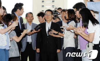 질문공세 받는 박지원