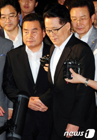고개 숙인 박지원 원내대표