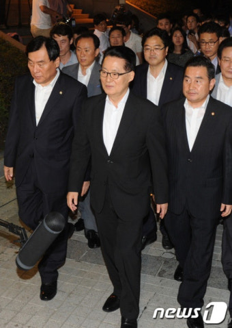 조사 마치고 귀가하는 박지원 원내대표