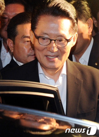 조사 마치고 귀가하는 박지원 원내대표