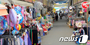본격적인 휴가철, 손님 줄어든 재래시장