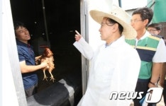 김완주 전북도지사, 폭염 피해 축산농가 방문