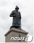 부산 용두산공원 이순신 동상 56년만에 원래 모습 되찾아