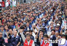 구호외치는 한국항공우주산업노동조합