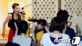 이은미, ‘구럼비를 사랑한 별이의 노래’ 북 콘서트에서 공연