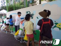 [사진]미술협회 김해지부 회원들,진영 장복아파트 벽면에 그림