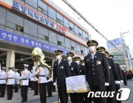 운구되는 고 서명갑 소방장