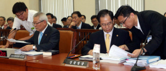 답변 준비하는 경찰청장과 중앙선관위 사무총장