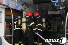 [사진]화재로 물난리 겪은 부산지하철 전동차