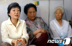 마을회관에서 농민들 만난 박근혜 후보