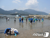 [사진]진주 삼현여자중,맨손으로 물고기를 잡으며 친구들과 하하호호
