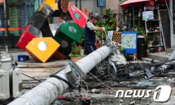 신림사거리서 크레인이 전신주 덮쳐 6명 부상