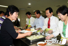 [사진] 정세균 민주 경선후보, 전남도청서 배식 봉사