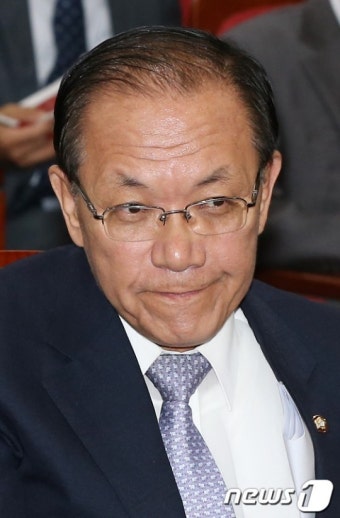 굳은 표정의 황우여 대표