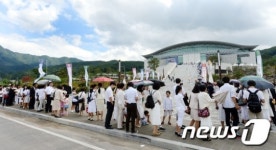 참배객으로 붐비는 청심평화월드센터