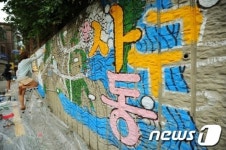 어두운 골목길 속 화려함을 보다