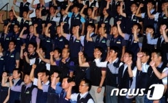 노동가 부르는 통신3사 노조원들