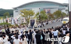 문선명 총재 운구차 둘러싼 신자들