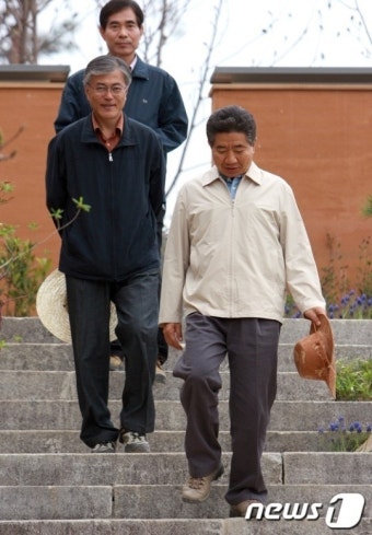 故노무현 전 대통령 보좌하는 문재인 후보