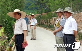 故노무현 전 대통령 보좌하는 문재인 후보