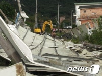 [사진]태풍 산바영향 창녕골프연습장 조립식 건물 완파