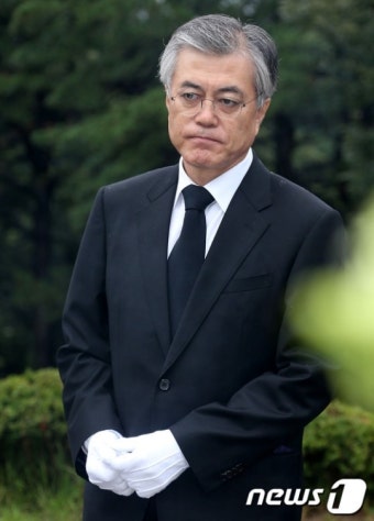 문재인 후보, 김대중 전 대통령 묘소 참배
