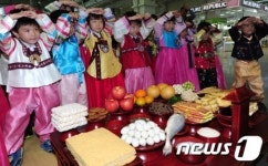 절하는 방법 배우는 어린이들