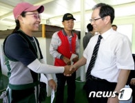 시범선수 격려하는 김기용 경찰청장