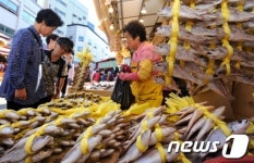 추석 앞두고 제수용품 구입하는 시민들