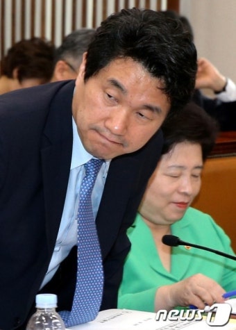 굳은 표정의 이주호 장관