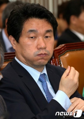 굳은 표정의 이주호 장관