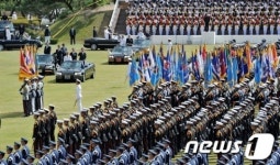 국군의 날 기념식 열병하는 이명박 대통령
