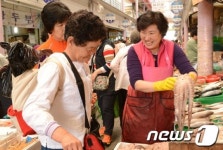 [사진] 추석 앞두고 경남 거창전통시장 활기