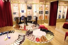 스타럭스, 가로수길에 대형 점포 오픈