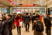 백화점 vs 아울렛 물량 확보 비상