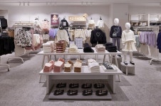 H&M, 롯데 중동점 오픈