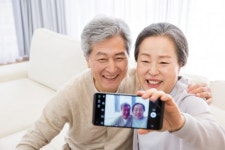 노년층도 스마트폰 시대…70세 이상 스마트폰 보유율 5년 만에 10배 이상 늘어나