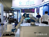 [포토] 정밀한 제어 가능...제우스 6축 수직다관절 로봇 ZRA