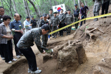 6·25 전사자 유해 앞에서 헌화하는 이한구 대표