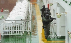 [포토]선내 진입하는 유디티 씰(UDT/SEAL) 팀