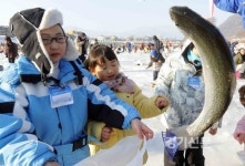 자라섬 씽씽축제 어른 팔뚝 크기의 송어