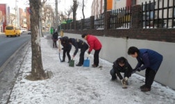 남구 주안8동, 고질적인 빙판길 3곳 얼음 제거작업
