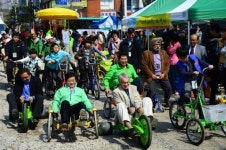 車 없는 길 보행자 세상… 자유·예술 뛰놀다