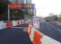 수원 밤밭고가차도 교통사고 위험 사람 잡겠네